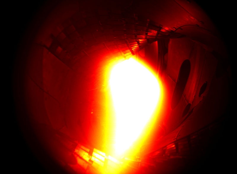 10. Dezember 2015: Das erste Plasma in Wendelstein 7-X. Es bestand aus Helium, der Zustand dauerte eine Zehntelsekunde an und es erreichte eine Temperatur von rund einer Million Kelvin. (Eingefärbtes Schwarz-Weiss-Foto)