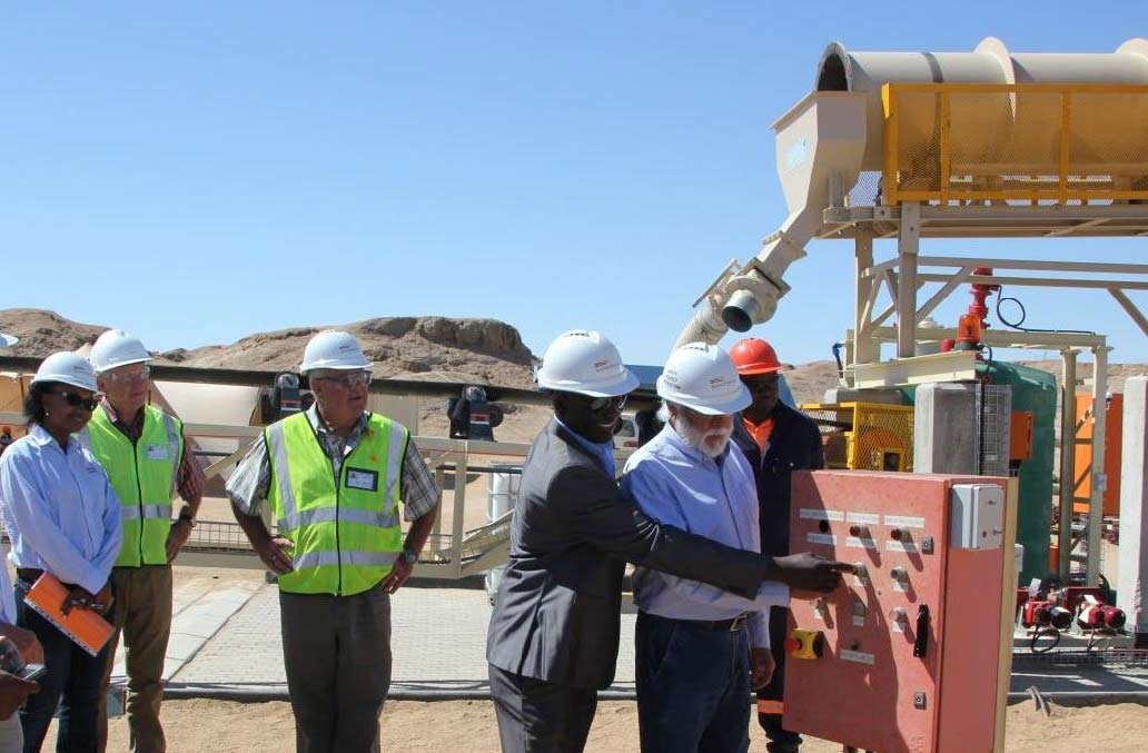 Am 24. März 2015 nahmen Patrick Elungu vom namibischen Ministry of Mines and Energy (4. v. l.) und Wotan Swiegers, Direktor des Namibian Uranium Institute, die Demonstrations-Auslaugungsanlage des Etango-Uranprojekts in Betrieb.