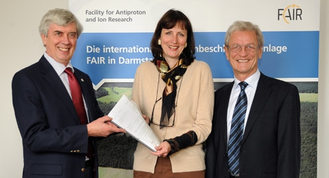 Remise de l’autorisation de construction: le président de Fair, le professeur Boris Sharkov (à gauche), la responsable de construction à Darmstadt, Brigitte Lindscheid, et le directeur de recherche de Fair, le professeur Günther Rosner.
