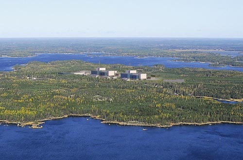 Laut Stuk sind alle drei von der Fennovoima vorgeschlagenen neuen Standorte aus sicherheitstechnischer Sicht für einen Kernkraftwerksbau geeignet. Die Fotomontage zeigt zwei Kernkraftwerksblöcke mit Reaktoren des Typs Karena am Standort Ruotsinpyhtää im Westen des Landes.