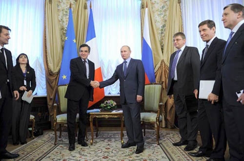 Le Premier ministre François Fillon et son homologue russe Vladimir Poutine ont signé le 18 novembre 2011 une déclaration conjointe sur l&#39;énergie nucléaire et la politique énergétique.
