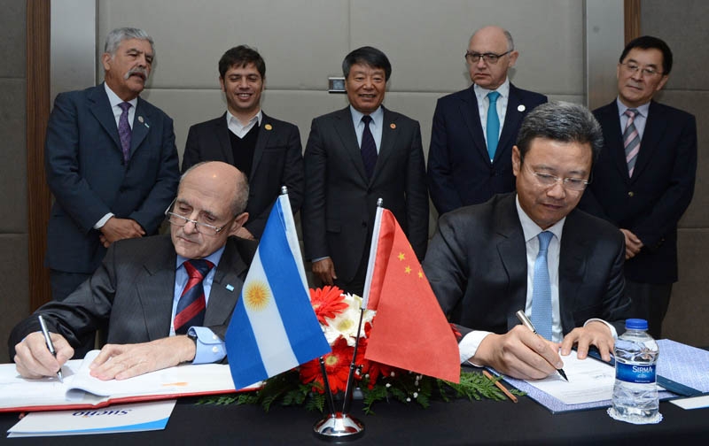 José Luis Antúnez, Präsident der Nucleoeléctrica Argentina (Na-Sa), und Qian Zhimin, Generaldirektor der China National Nuclear Corporation (CNNC), unterzeichnen Verträge zum Bau der vierten und fünften Einheit Argentiniens.