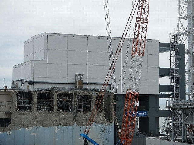 Le montage des parois extérieures et des panneaux de toit de la structure de protection de Fukushima-Daiichi 4 est terminé.