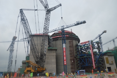 Die Containmentkuppel der vierten Einheit des Kernkraftwerks Fuqing ist aufgesetzt.