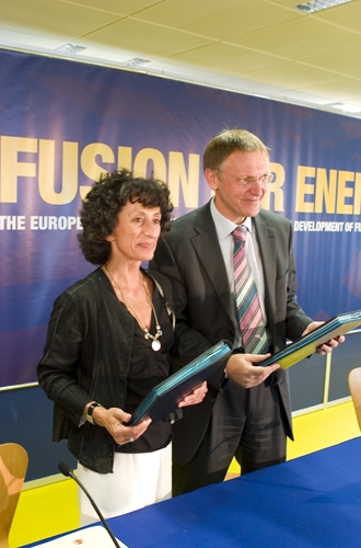 EU-Kommissar für Wissenschaft und Forschung, Janez Poto&#269;nik, und die spanische Ministerin für Wissenschaft und Bildung, Mercedes Cabrera Calvo-Sotelo, nach der Unterzeichnung der Vereinbarung «Fusion for Energy»