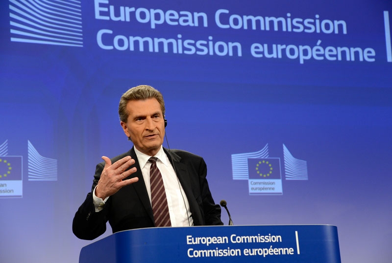 Le commissaire chargé de l’énergie Günther Oettinger: «Il appartient aux Etats membres de décider s’ils veulent produire de l’énergie nucléaire ou non. 132 réacteurs nucléaires sont actuellement en service en Europe. La mission de la Commission est de veiller à ce que la sûreté soit bel et bien la priorité absolue sur chacun de ces sites.»