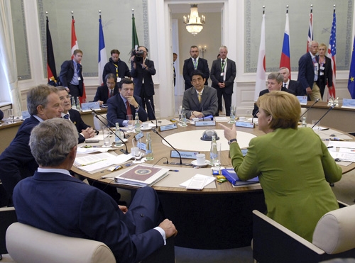 Die Teilnehmer des G8-Gipfels in einer Arbeitssitzung