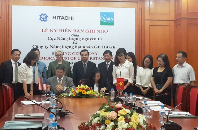 David Sledzki, vice-président de GEH, et Nguyen Thi Thu Trang, vice-directrice de VAEA, signent une déclaration d’intention portant sur la collaboration nucléaire des deux organisations.