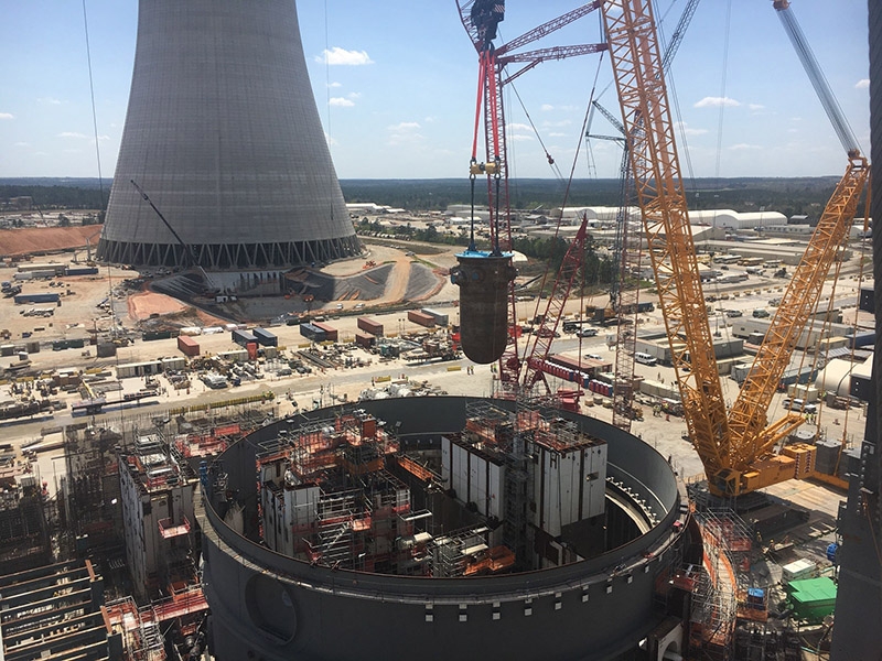Der Reaktordruckbehälter wird ins Reaktorgebäude der AP1000-Einheit Vogtle-4 gesenkt.