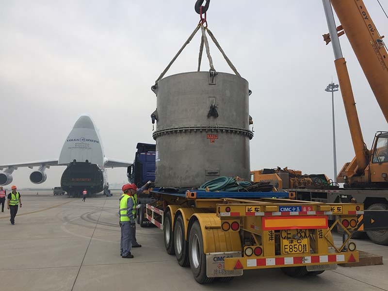 Le conteneur spécial avec de l’uranium hautement enrichi du réacteur de recherche GHARR-1 est chargé sur un camion pour son renvoi vers la Chine.