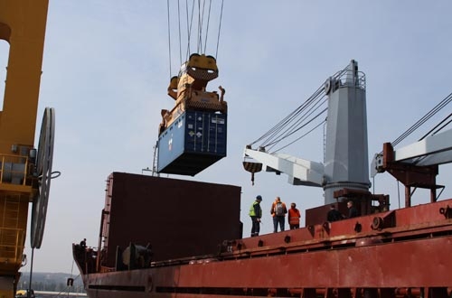 Ein HEU-Behälter aus Polen wird auf ein Transportschiff geladen, um zurück nach Russland überführt zu werden.