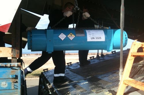 Hochangereichertes Uran aus ukrainischen Forschungsinstituten wird in Spezialbehältern in ein Flugzeug nach Russland verladen.