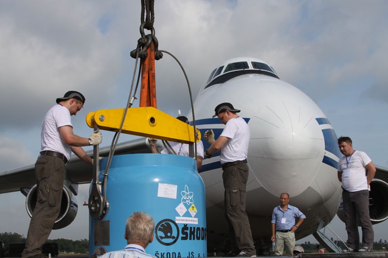 Arbeiter bereitet einen speziellen Behälter mit hoch angereichertem Uran für seine Beladung auf eine Frachtmaschine zur Rückführung nach Russland vor.