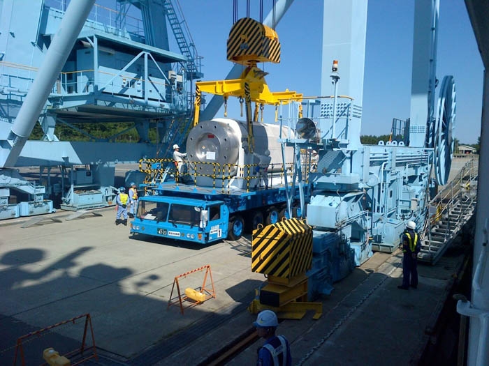 Un conteneur de déchets vitrifiés hautement radioactifs produits au Japon a accosté au port de Mutsu-Ogawara. Le navire «Pacific Grebe» avait quitté le port britannique de Barrow-in-Furness le 28 juillet 2015 et a rejoint le Japon en empruntant le canal de Panama.