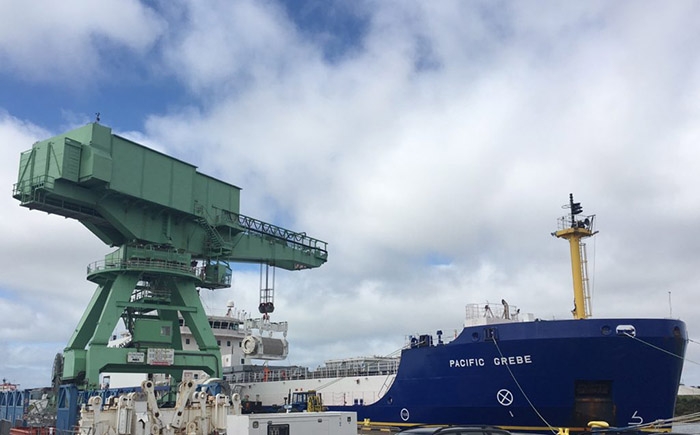 Einer der fünf Transportbehälter mit verglastem hochaktivem Abfall japanischen Ursprungs wird im britischen Hafen Barrow auf das Schiff «Pacific Grebe» verladen.