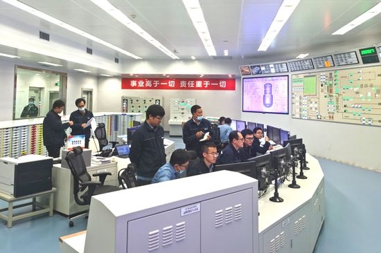 Operateure im Kommandoraum fahren den zweiten der beiden gasgekühlten Hochtemperaturreaktoren der HTR-PM-Demonstrationsanlage kritisch.