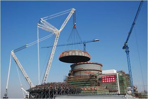 Une fois le pont roulant sur voie circulaire hissé dans le bâtiment du réacteur, l’enceinte de confinement de Haiyang 1 a pu être scellée avec le dôme du réacteur.