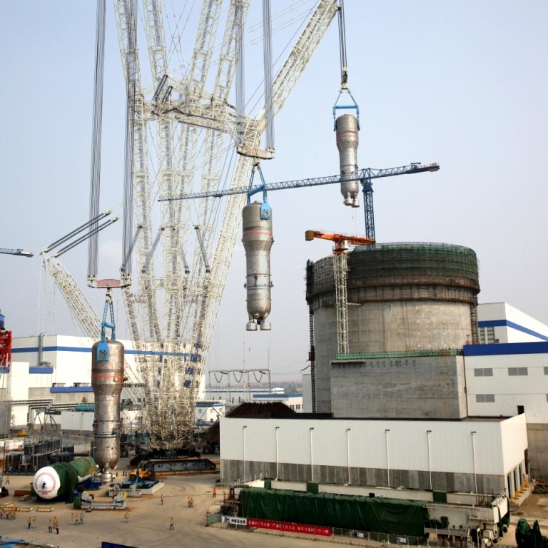 Die drei übereinander gelegten Bilder zeigen den Hebevorgang zur Platzierung des ersten Dampferzeugers von Haiyang-2 am 6. Juli 2015.