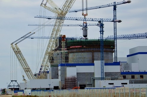 Der Reaktordruckbehälter der Kernkraftwerkseinheit Haiyang-2 wird langsam ins Reaktorgebäude gesenkt.