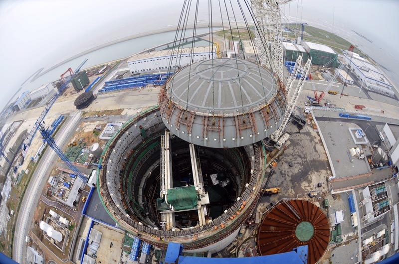 Die Reaktorkuppel wird auf das Containment der AP1000-Einheit Haiyang-2 gesenkt.
