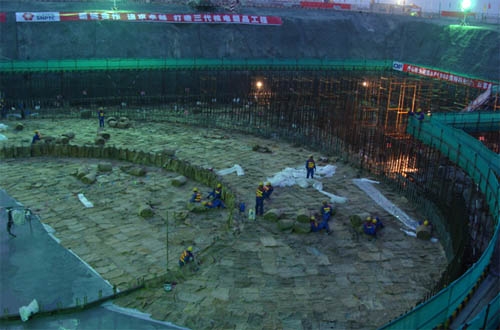 Ende September 2009 wurden für Haiyang-1, den zweiten AP1000 in China, 5000 m[sup]3[/sup] Beton gegossen und somit der Baubeginn eingeläutet.