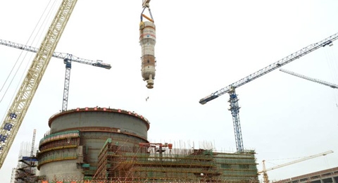 Der zweite Dampferzeuger wird ins Reaktorgebäude von Haiyang-1 gehievt.