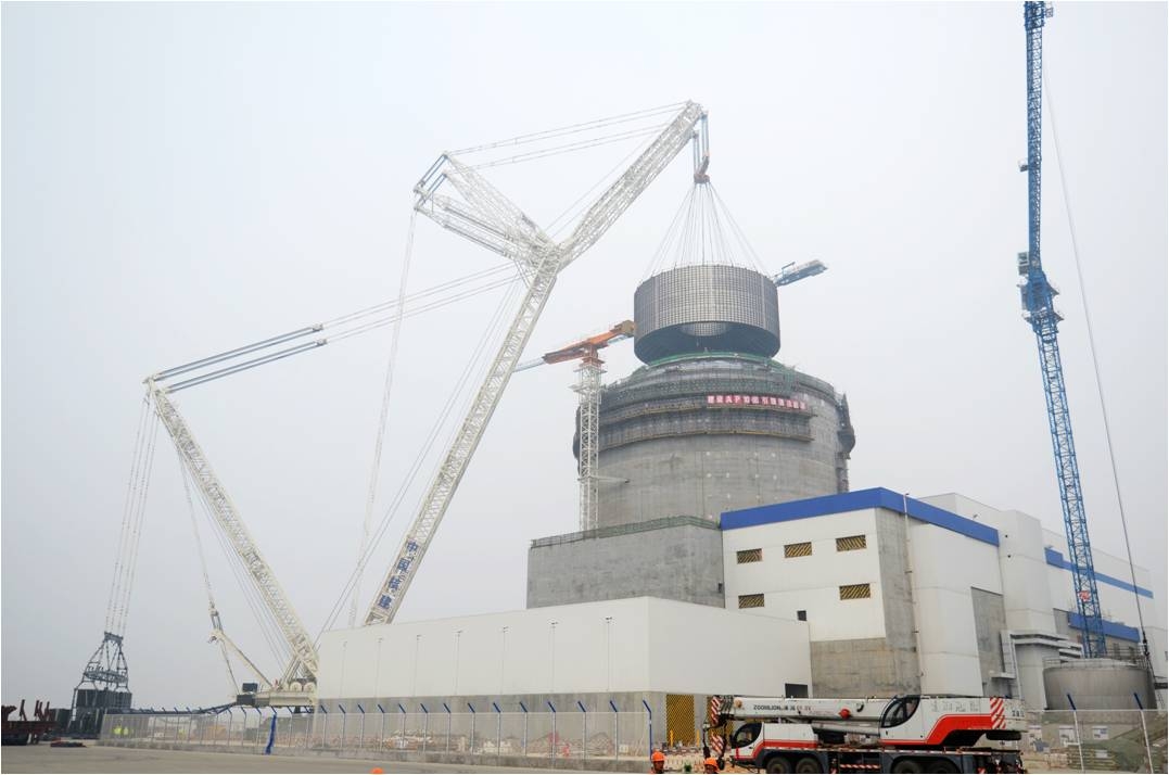 Der Containment-Wassertank – eine der passiven Sicherheitskomponenten des AP1000 – wird auf das Reaktorgebäude von Haiyang-1 gesetzt.