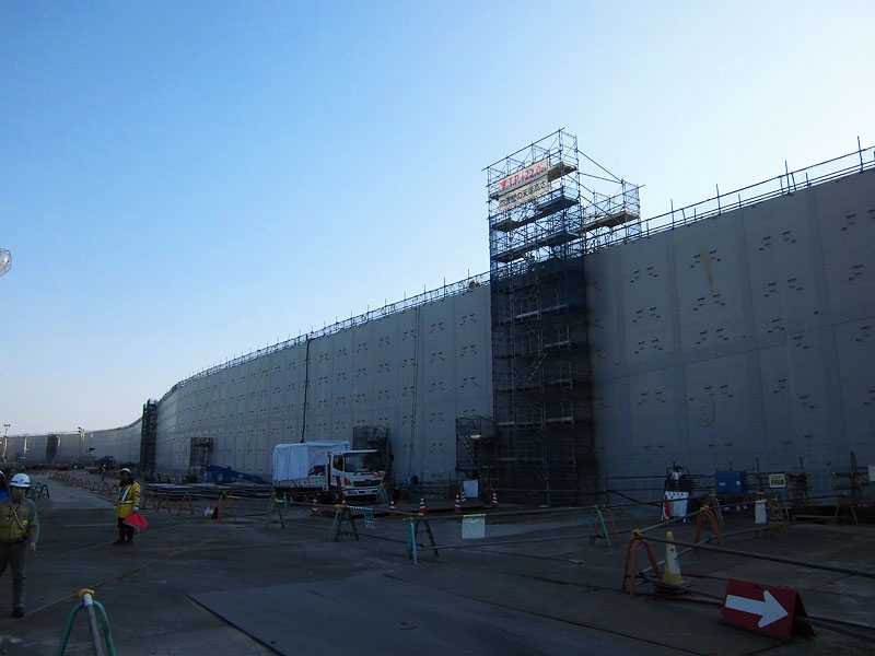 Hamaoka: Die 18-m-Wand zum Schutz vor Tsunamis wurde am 21. Dezember 2012 fertiggestellt. Sie soll in einem zweiten Schritt auf 22 m über Meer erhöht werden.