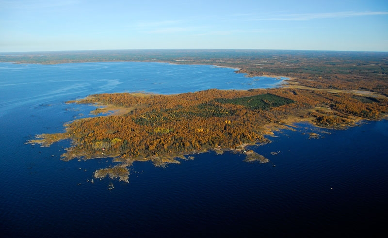 La presqu’île de Hanhikivi, dans le Golfe de Botnie, se situe au nord de la commune de Pyhäjoki, à 7 km environ du centre de la ville de Pyhäjoki.