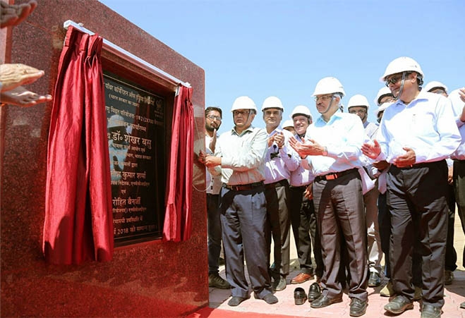 Die Gedenktafel für den Beginn der Aushubarbeiten wird am Standort Gorakhpur enthüllt.