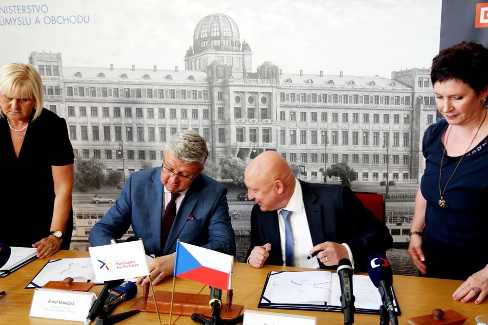 Industrieminister Karel Havlicek und CEZ-CEO Daniel Benes unterzeichnen Verträge zum Ausbau des Kernkraftwerks Dukovany.