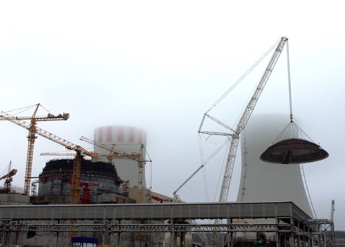 Ein Spezialkran hebt die Kuppel des Reaktorgebäudes von Nowoworonesch-II-2 an.