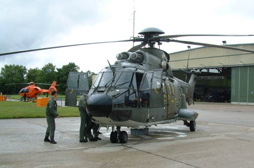 Der Schweizer Aeroradiometrie-Helikopter, ein Super Puma der Schweizer Luftwaffe, wartet auf dem Flugplatz Oberschleissheim bei München auf seinen Einsatz an der trinationalen Radioaktivitätsübung.