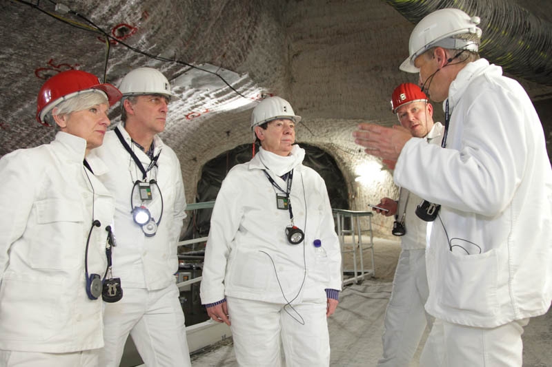 Bundesumweltministerin Barbara Hendricks (Mitte) bei einem Besuch der Schachtanlage Asse Anfang März 2014.