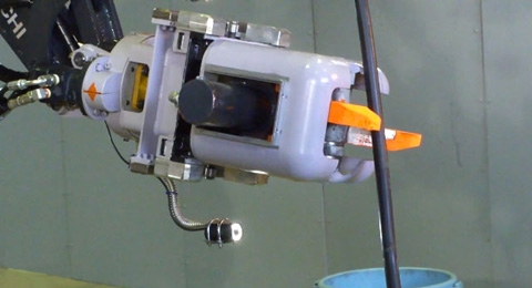 Le robot compact ASTACO-SoRa développé par Hitachi peut effectuer des travaux de déblaiement dans les zones contaminées avec une autonomie d’environ 15 heures (gros plan sur un de ses bras).