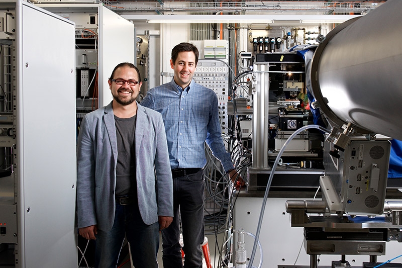 Mirko Holler (à droite) et Manuel Guizar-Sicairos, chercheurs au PSI, à la ligne de faisceaux cSAXS à la Source de Lumière Suisse SLS de l’Institut Paul Scherrer. C’est ici qu’ils ont visualisé la structure tridimensionnelle d’une micropuce.