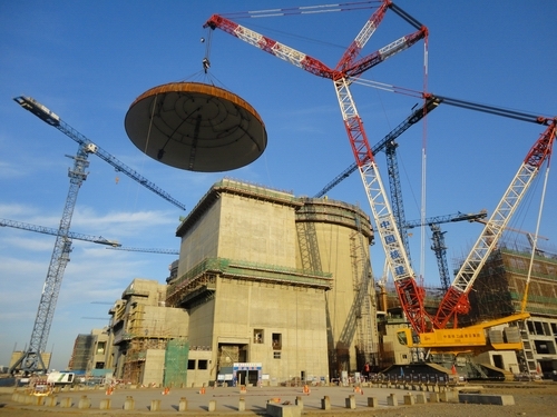 Arbeiten auf Kurs: das Aufsetzen der Reaktorkuppel ist ein wichtiger Meilenstein hin zur Betriebsaufnahme im Jahr 2014.