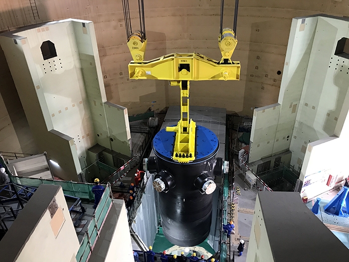 Der Reaktordruckbehälter wird ins Reaktorgebäude der chinesischen der ACPR-1000-Einheit Hongyanhe-5 gesetzt.
