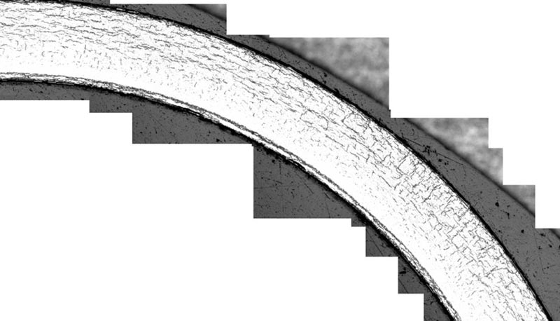 L’illustration montre des hydrures dans la gaine du crayon combustible; il s’agit des lignes fines en sombre sur le fond clair. Le fait que les liaisons fragiles d’hydrogène se répartissent le long de la surface externe de la gaine plutôt que dans une direction radiale présente l’avantage qu’une défaillance sous pression est moins probable.