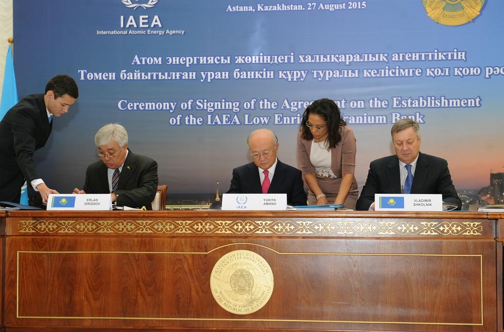 Le ministre kazakh des Affaires étrangères Erlan Idrissov (gauche) et le Directeur général de l’AIEA Yukiya Amano (centre) officialisent la création d’une banque de combustible d’UFE en Oust-Kamenogorsk (Öskemen), dans l’est du Kazakhstan.
