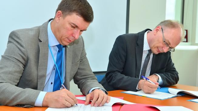 Alexander Chodanow, UMP-Verkaufsleiter, und Mark Bassett, IAEO-Projektleiter für die LEU-Brennstoffbank, unterzeichnen das Partnerschaftsabkommen zur Schaffung einer LEU-Brennstoffbank in Ust-Kamenogorsk (Öskemen) im Osten Kasachstans.