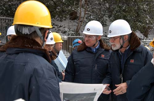 IAEO-Missionsleiter James Lyons (Mitte) and IAEO-Sicherheitsexperte David Graves (rechts) diskutieren am 26. Januar 2012 über die Sicherheitsmassnahmen im japanischen Kernkraftwerk Ohi.