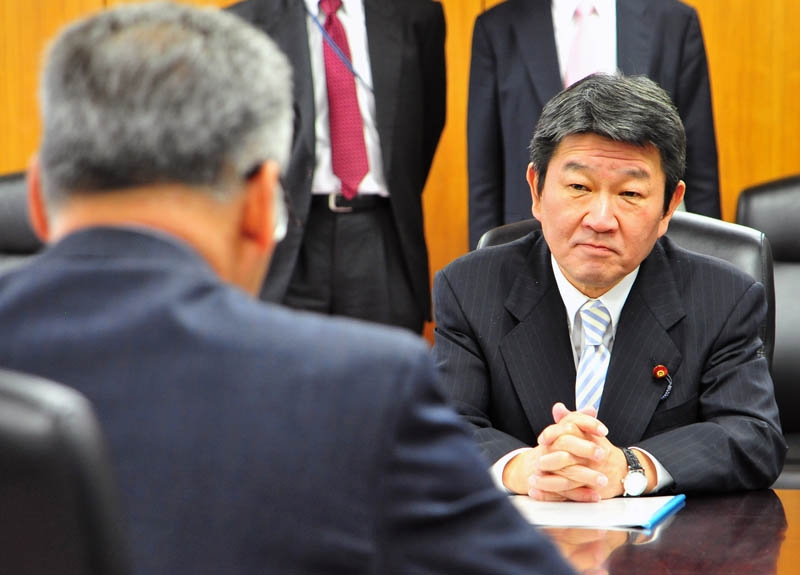 Toshimitsu Motegi, Vorsteher des japanischen Meti, hört sich die ersten Missionsergebnisse des IAEO-Experten Juan Carlos Lentijo an, der mit seinem Team vom 25. November bis 4. Dezember 2013 die Fortschritte beim Rückbau des Kernkraftwerks Fukushima-Daiichi unter die Lupe genommen hat.