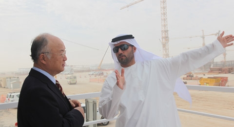 Mohamed Al Hammadi, CEO der Emirates Nuclear Energy Corporation (ENEC), erläutert dem IAEO-Generaldirektor Yukiya Amano die Fortschritte beim Bau von Barakah-1.