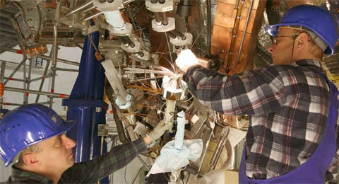 Schwierige Verbindung: In aufwendiger Handarbeit montieren Spezialisten aus Krakau die komplexen Anschlussstücke für die supraleitenden Magnetspulen von Wendelstein 7-X.