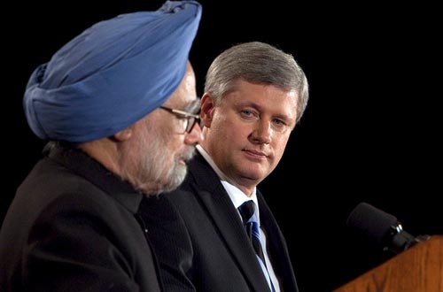 Der indische Regierungschef, Manmohan Singh, und der kanadische Premierminister, Stephen Harper, geben die Unterzeichnung eines Kooperationsabkommens zur friedlichen Nutzung der Kernenergie bekannt.