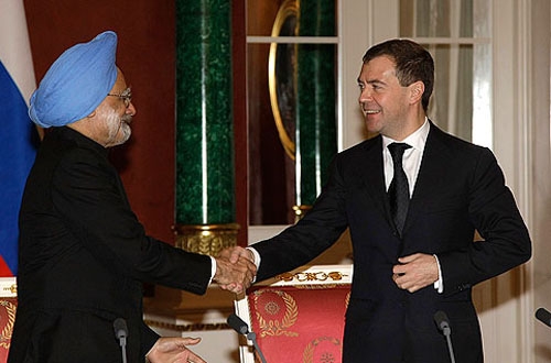 Le premier ministre indien Manmohan Singh avec le président russe Dimitri Medvedev à Moscou.