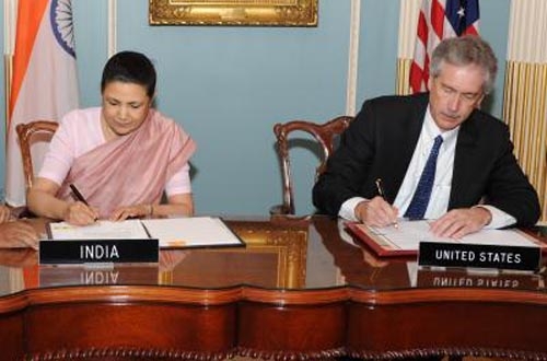William J. Burns, Undersecretary for Political Affairs im amerikanischen Department of State, und Meera Shankar, indische Botschafterin in den USA, unterzeichnen eine Vereinbarung über Massnahmen und Verfahren für die Wiederaufarbeitung von amerikanischem Kernmaterial in Indien.