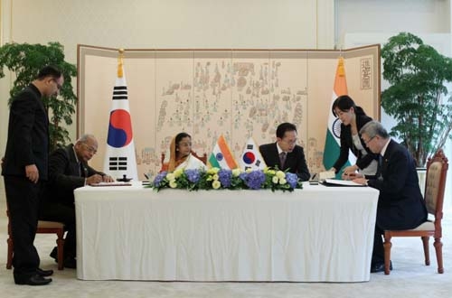 Srikumar Banerjee und Kim Sung-hwan unterzeichnen in Seoul ein Abkommen zur friedlichen Nutzung der Kernenergie.