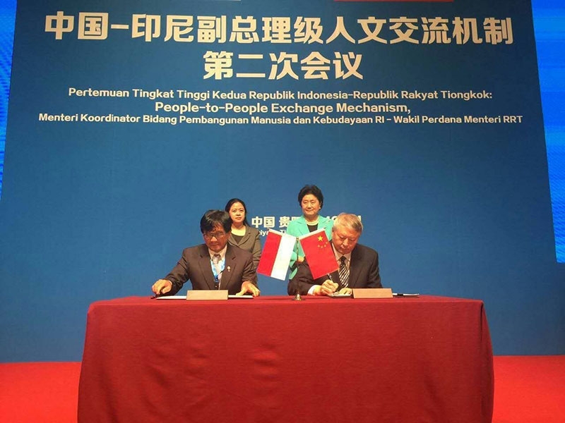 Djarot Sulistio Wisnubroto, Präsident der indonesischen National Nuclear Energy Agency, und Wang Shoujun, Präsident der CNEC, unterzeichnen am 1. August 2016 in der chinesischen Stadt Guiyang die Vereinbarung zur Entwicklung eines HTGR.